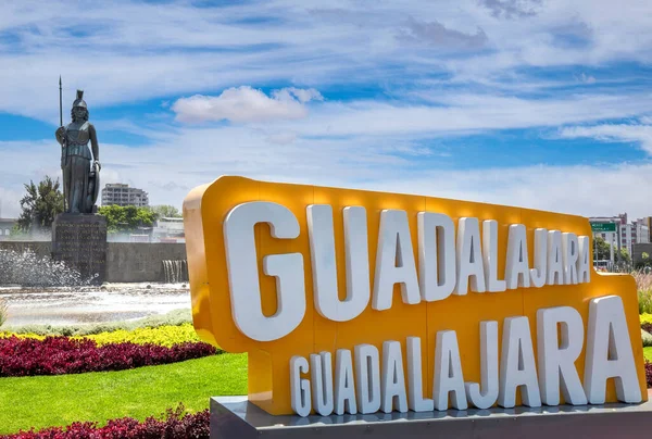 Letrero Guadalajara frente a la Glorieta Minerva