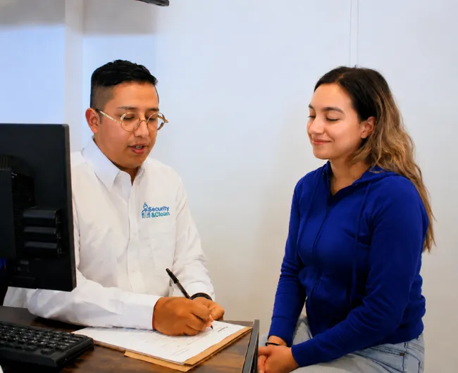ejecutivo S&C con personal entrevista