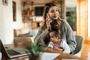 Mamá hablando por teléfono en casa