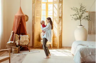 Niñera feliz con niño en casa