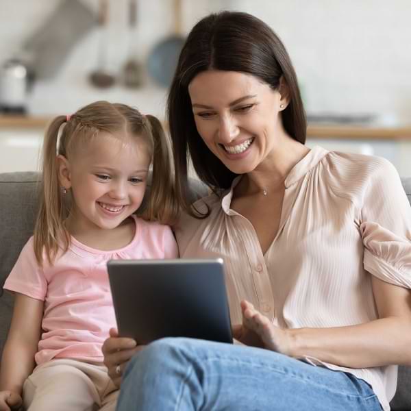 Niñera y niña viendo tablet